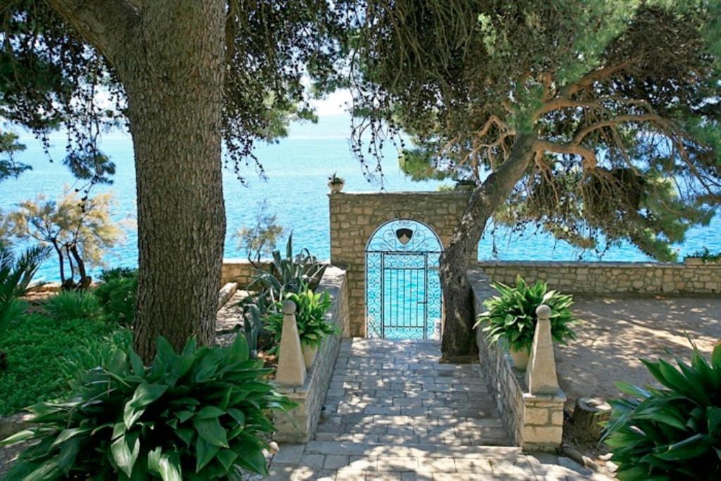Villa Nera Bol Exterior photo